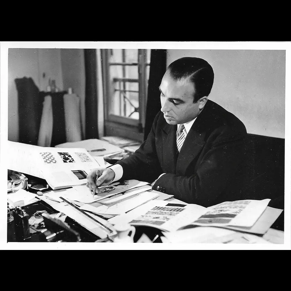 Marcel Rochas - Portrait Du Couturier À Son Bureau En 1947 Par Roger Schall 1