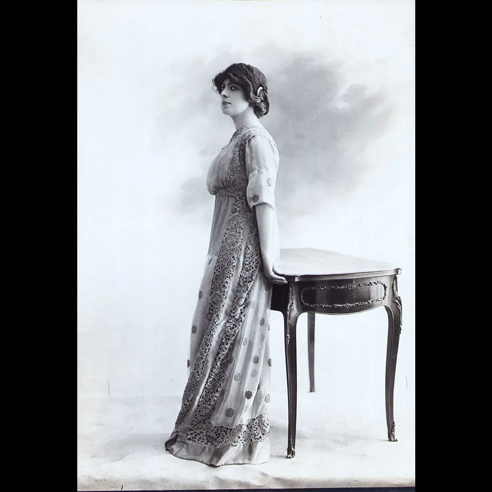 Robe Portée Par Mademoiselle Roggers, Photographie Du Studio Reutlinger (1911) 1
