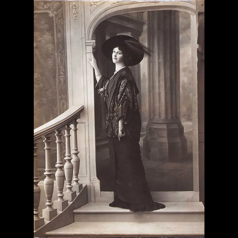 Robe Portée Par Mademoiselle De Savigny, Photographie Du Studio Felix (1912) 1