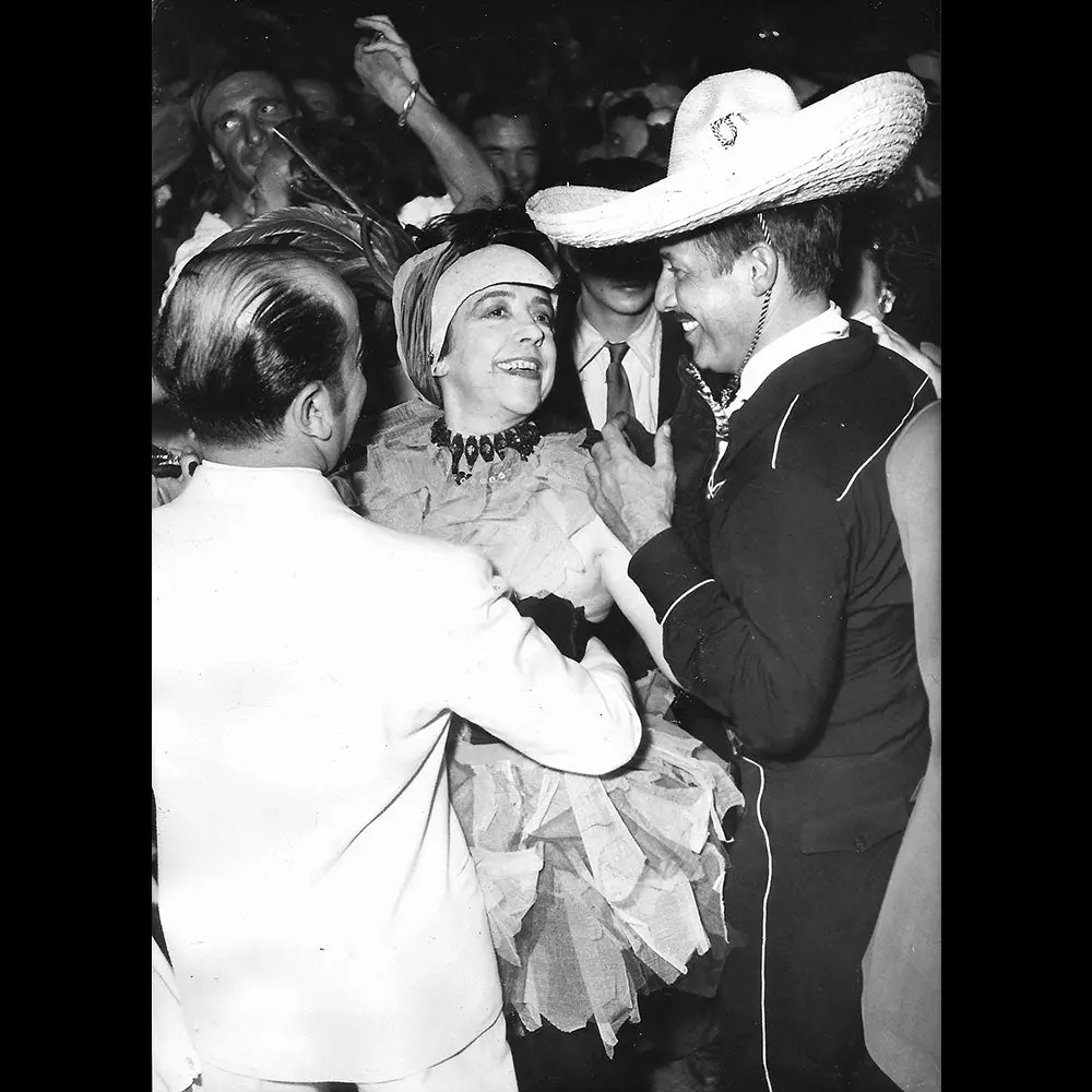 Elsa Schiaparelli En Costume Au Bal Carnaval À Rio De Jacques Fath (1952) 1