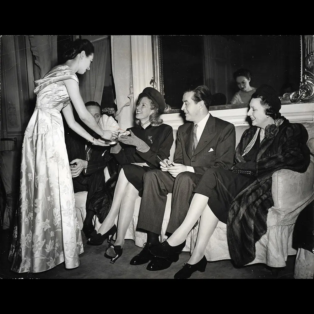 Schiaparelli - Muriel Weber Et Parfum Le Roy Soleil (1946) 1