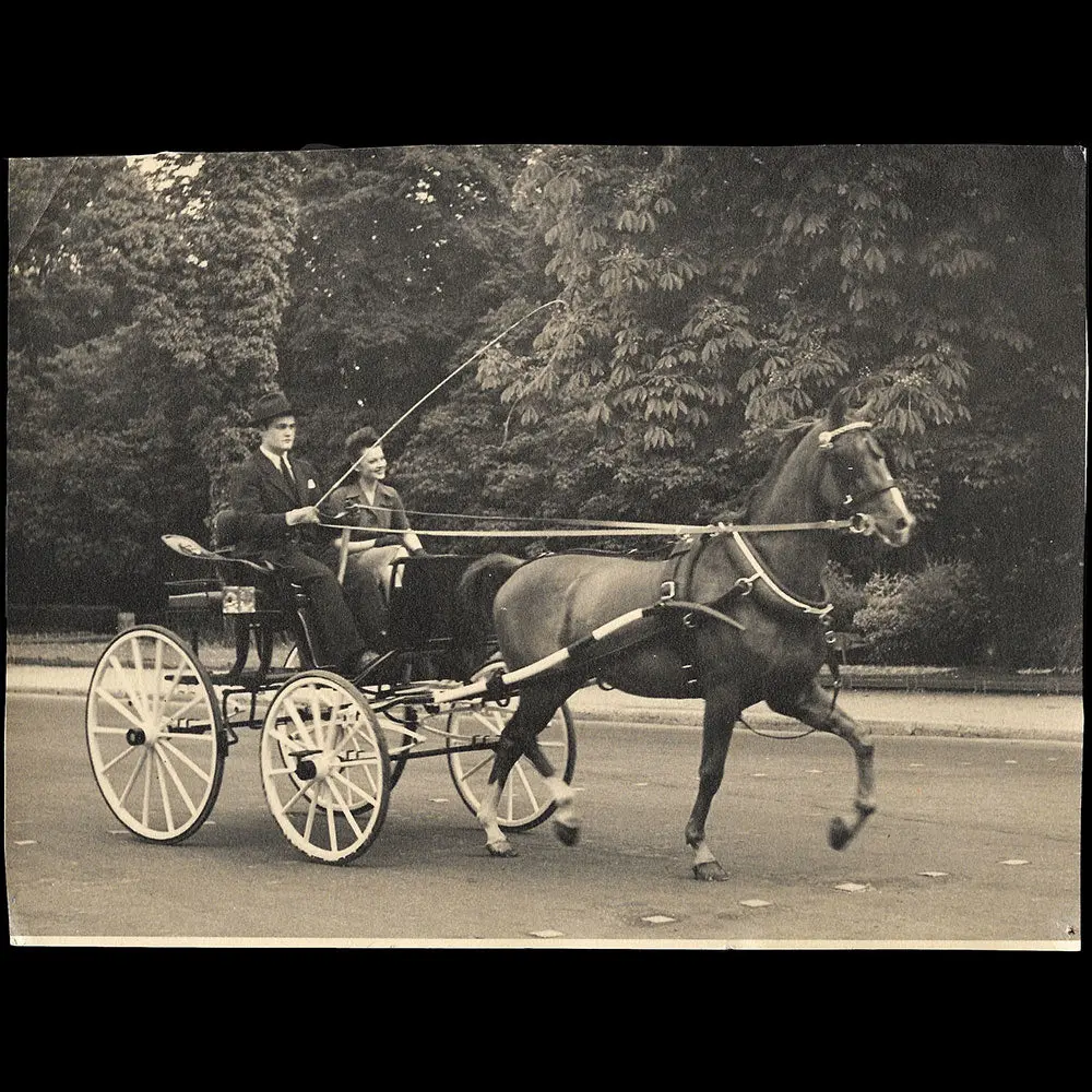 Robe De Jour Portée Par La Mannequin Maggy Sarragne, Photographie De Seeberger Frères (1940S) 1