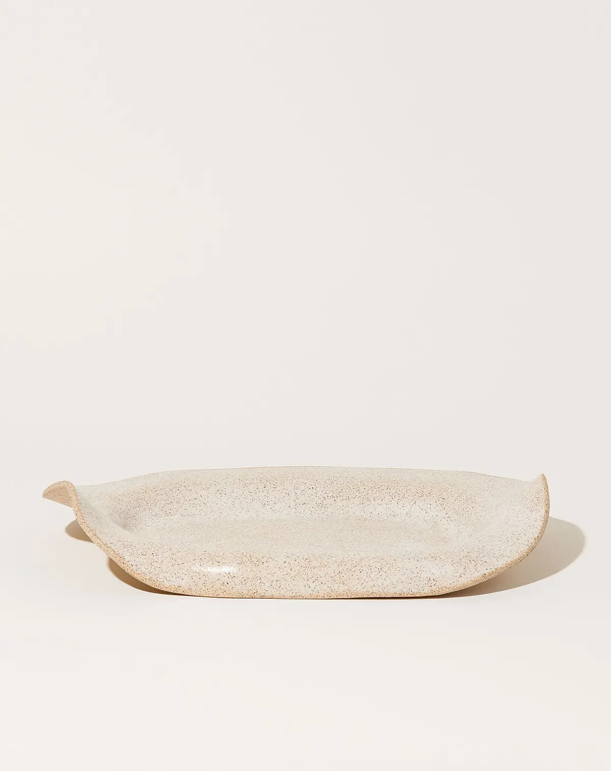 Manta Oval Platter In Speckled White 1