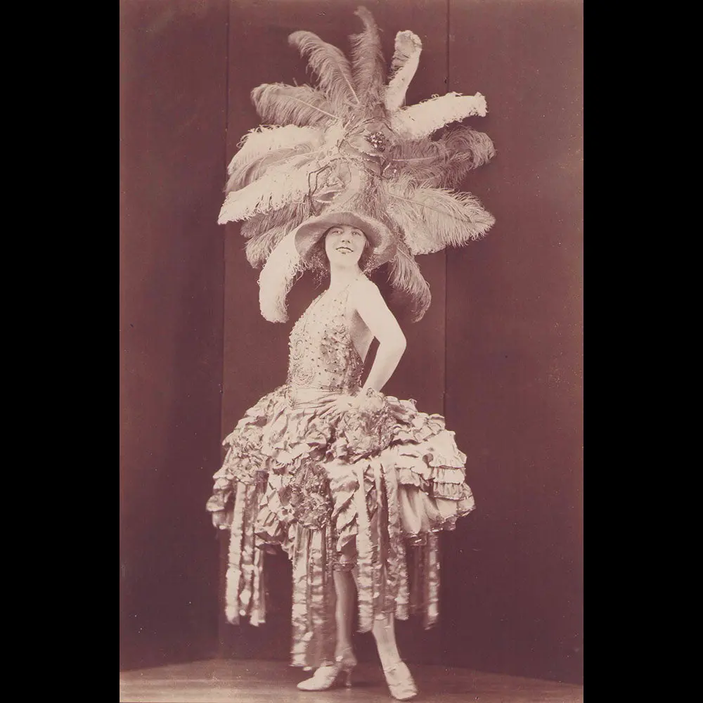 Portrait D'andrée Spinelly Dans Un Costume De Scène, Photographie De Gerschel (1923) 1