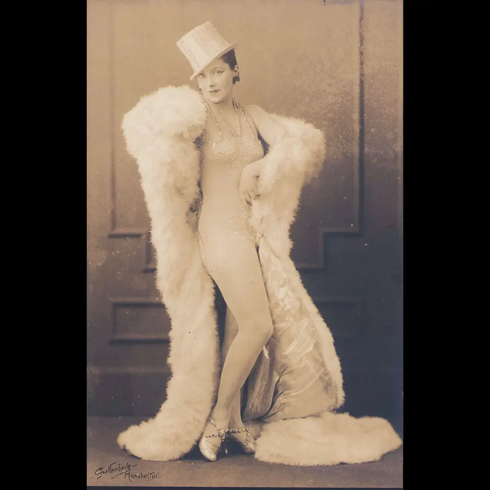 Portrait D'andrée Spinelly Dans Un Costume De Scène, Photographie De Guttenberg (1923) 1