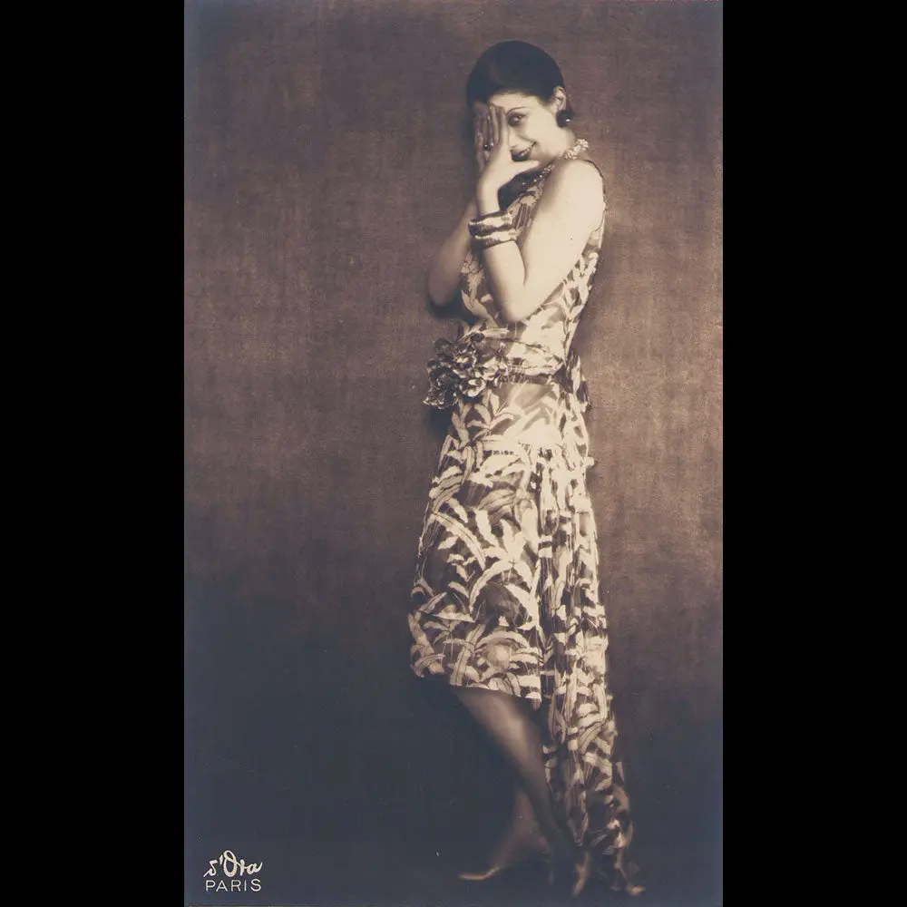 Louiseboulanger - Portrait D'andrée Spinelly En Robe Du Soir De Mousseline Imprimée, Photographie De D'ora (1929) 1