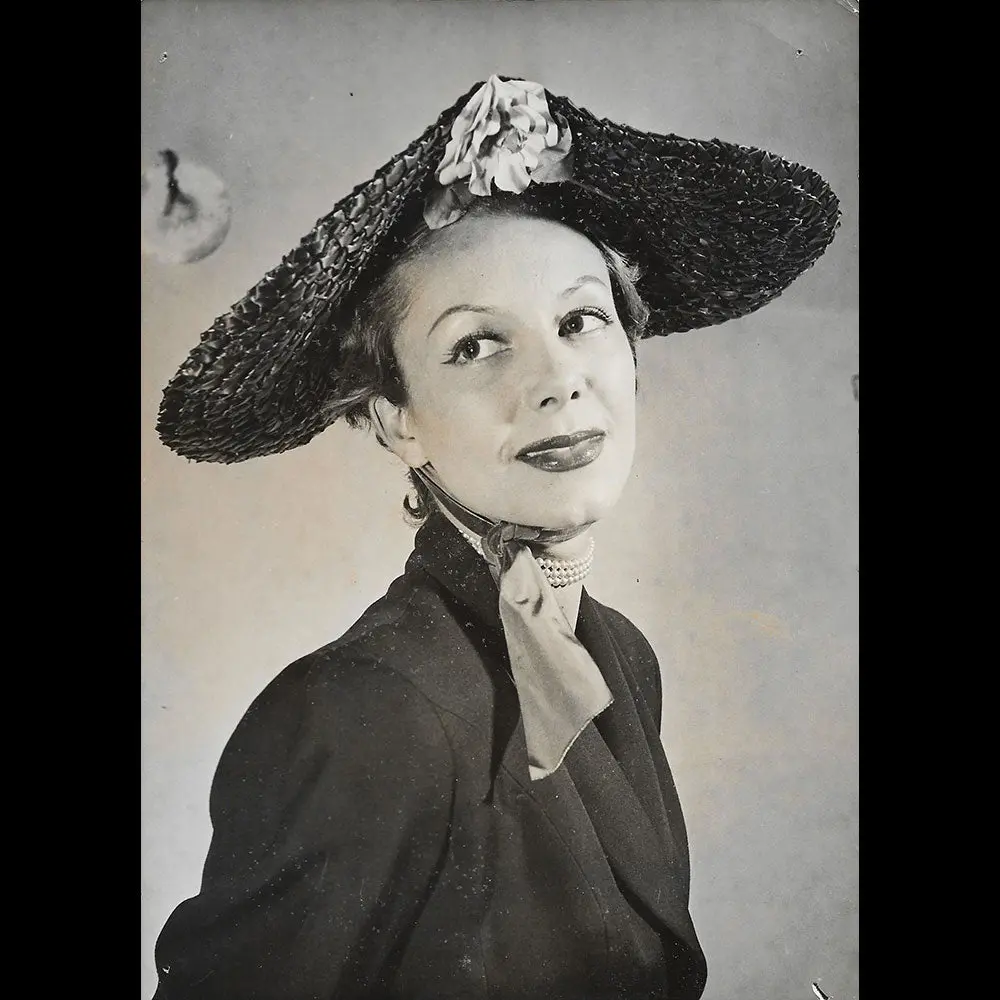 Suzy - Grand Chapeau Orné D'une Rose Rendez-Vous (1952) 1