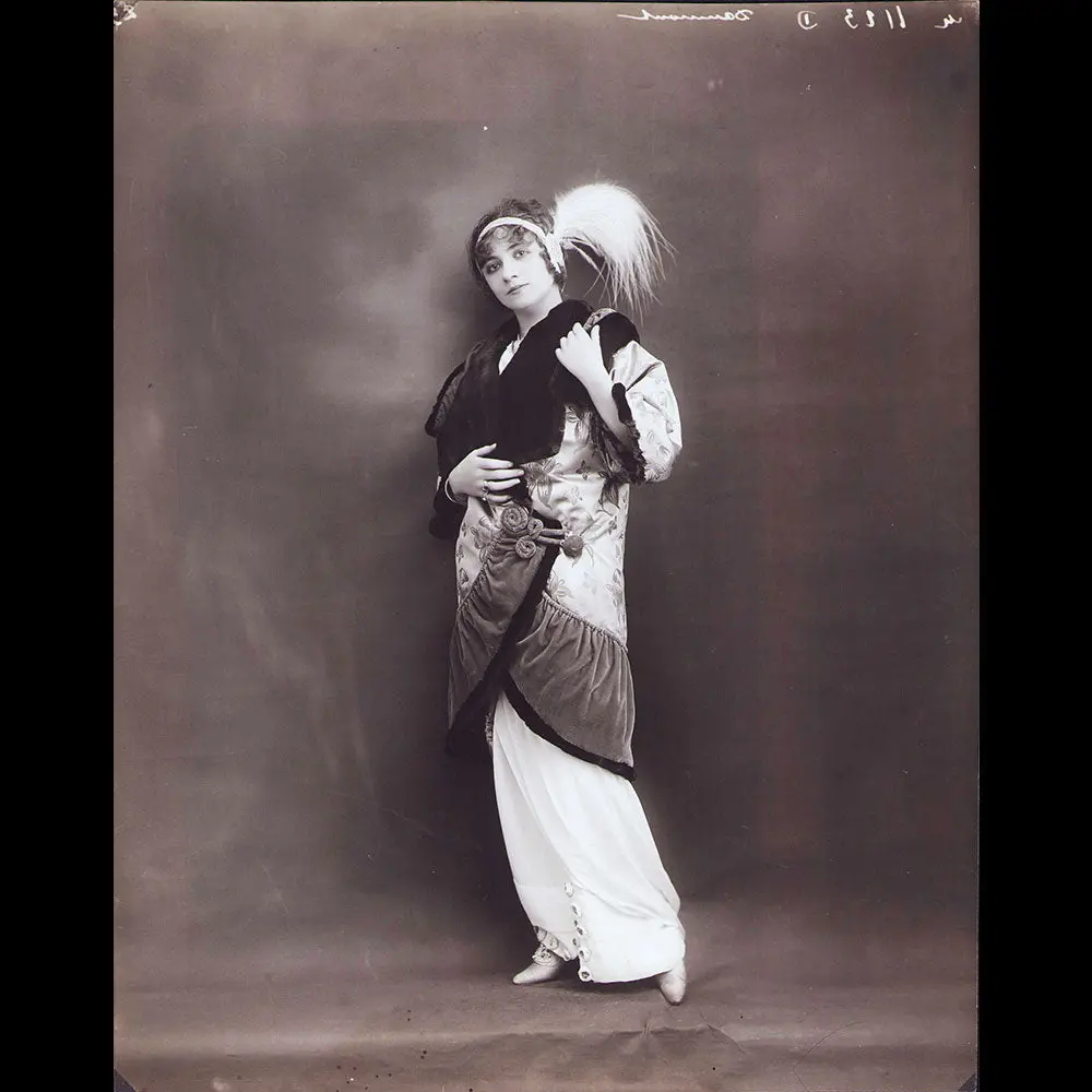 Marcel Robert - Manteau En Broché Et Velours, Photographie Du Studio Talbot (1910S) 1
