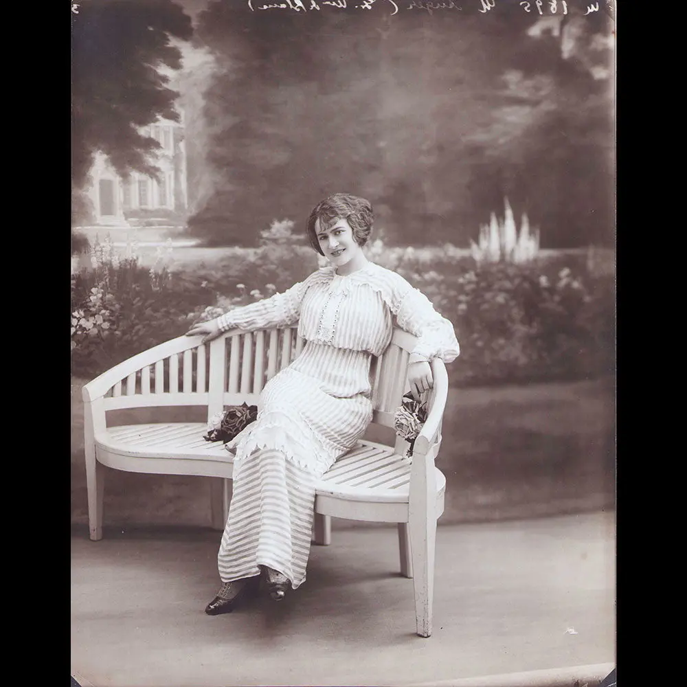 Grande Maison De Blanc - Robe Portée Par Mademoiselle Auger, Photographie Du Studio Talbot (1910S) 1