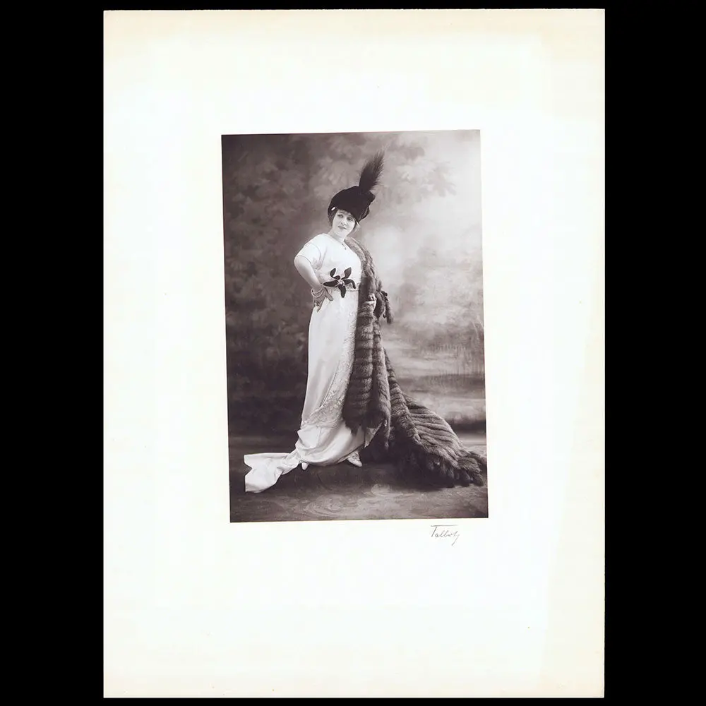 Les Modes - Mlle B... En Grand Manteau De Zibelines Naturelles, Photographie De Talbot Pour La Couverture De La Revue Les Modes (1912) 1