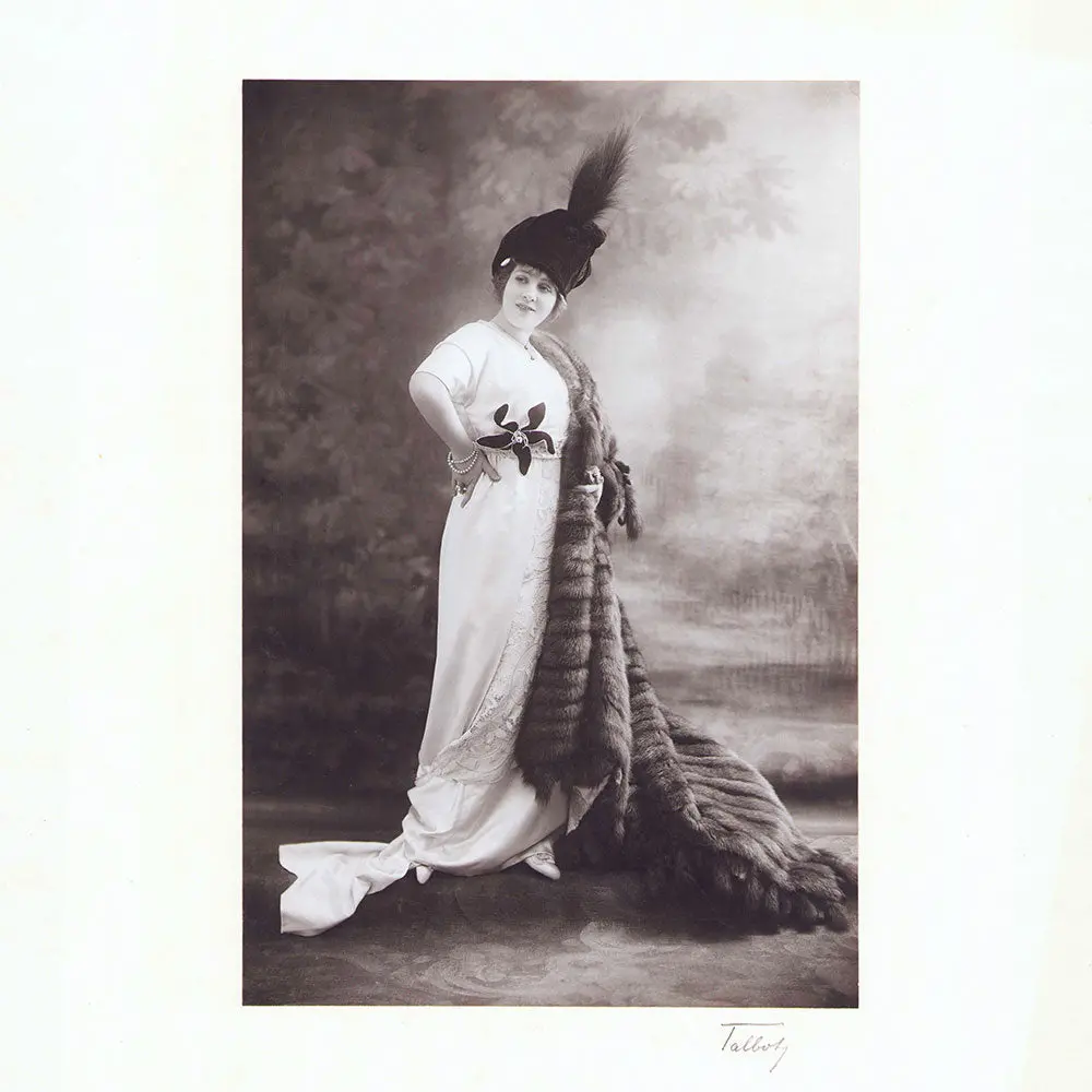 Les Modes - Mlle B... En Grand Manteau De Zibelines Naturelles, Photographie De Talbot Pour La Couverture De La Revue Les Modes (1912) 2