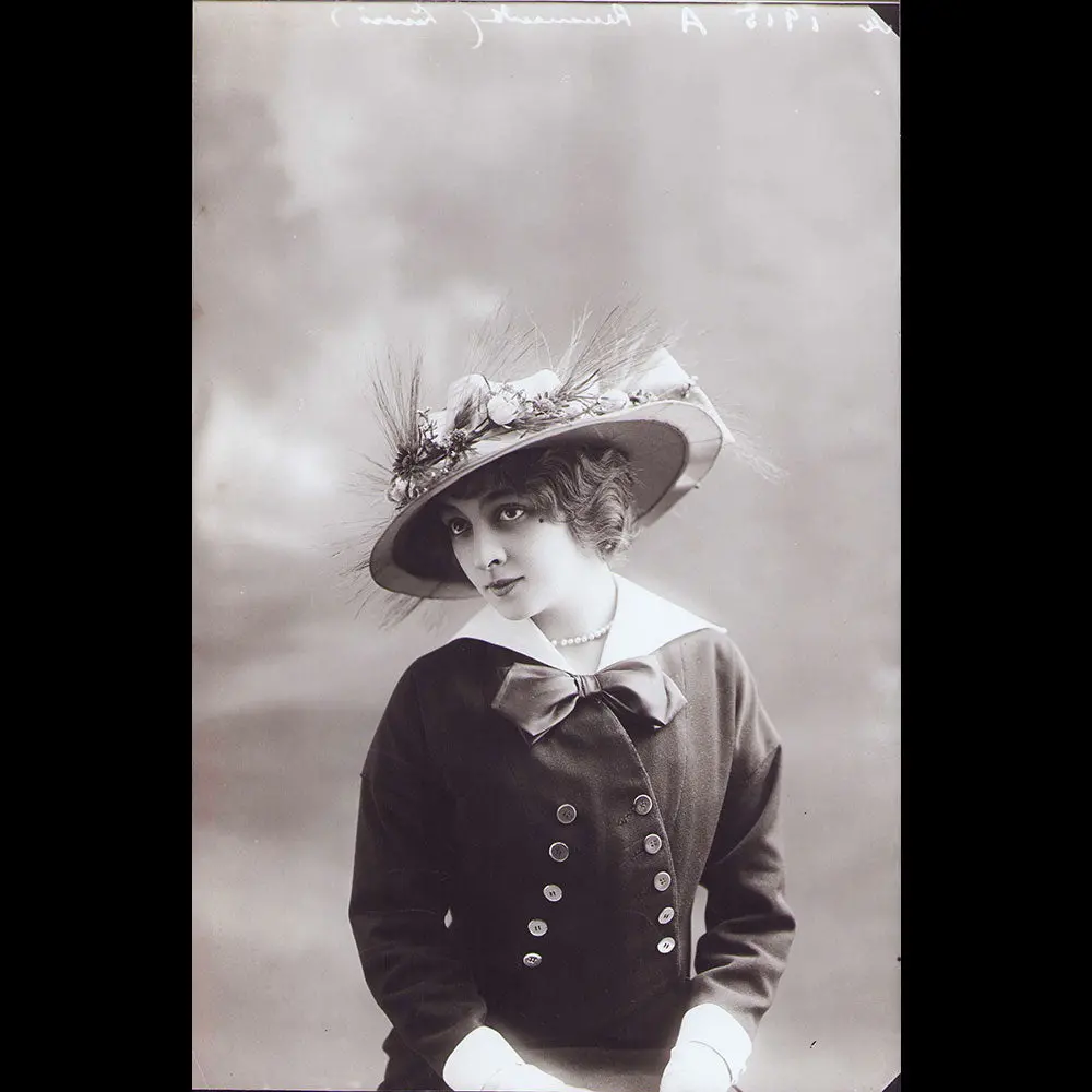 Lewis - Chapeau Porté Par Jane Renouardt, Photographie Du Studio Talbot (1910S) 1