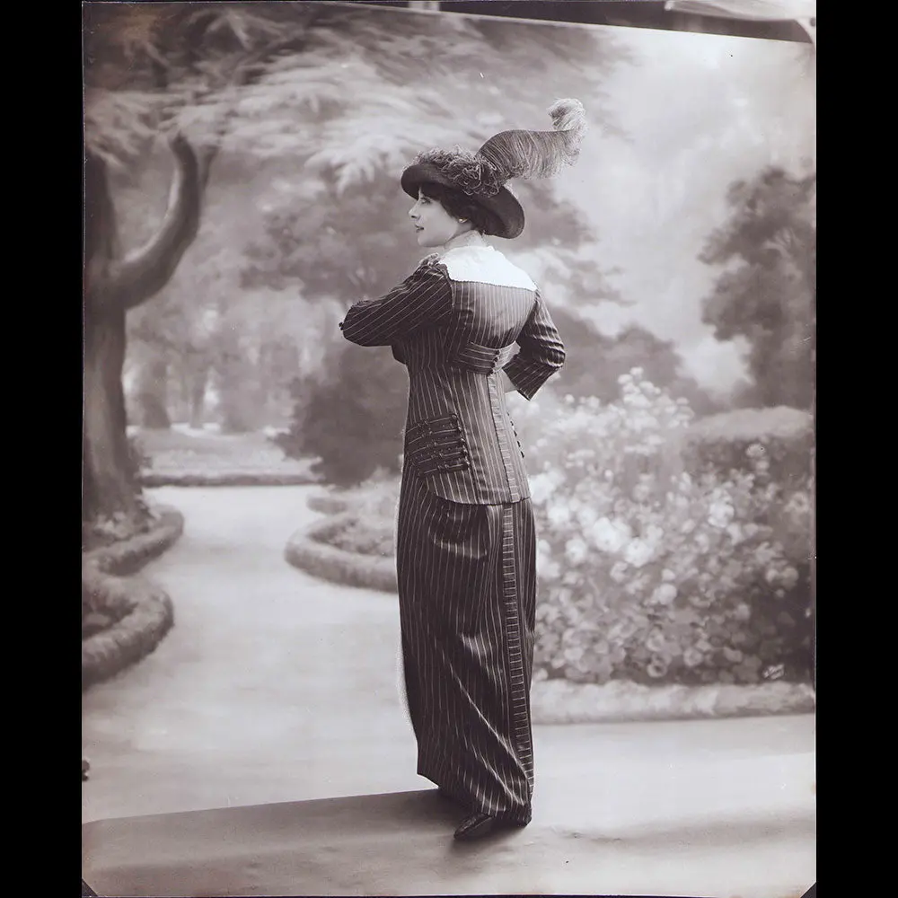 Linker - Costume À Rayures, Photographie Du Studio Talbot (1910S) 1