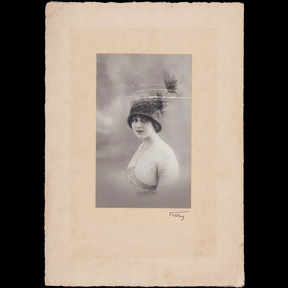 Portrait D'une Élégante Coiffée D'un Chapeau, Photographie Du Studio Talbot (Circa 1910) 1