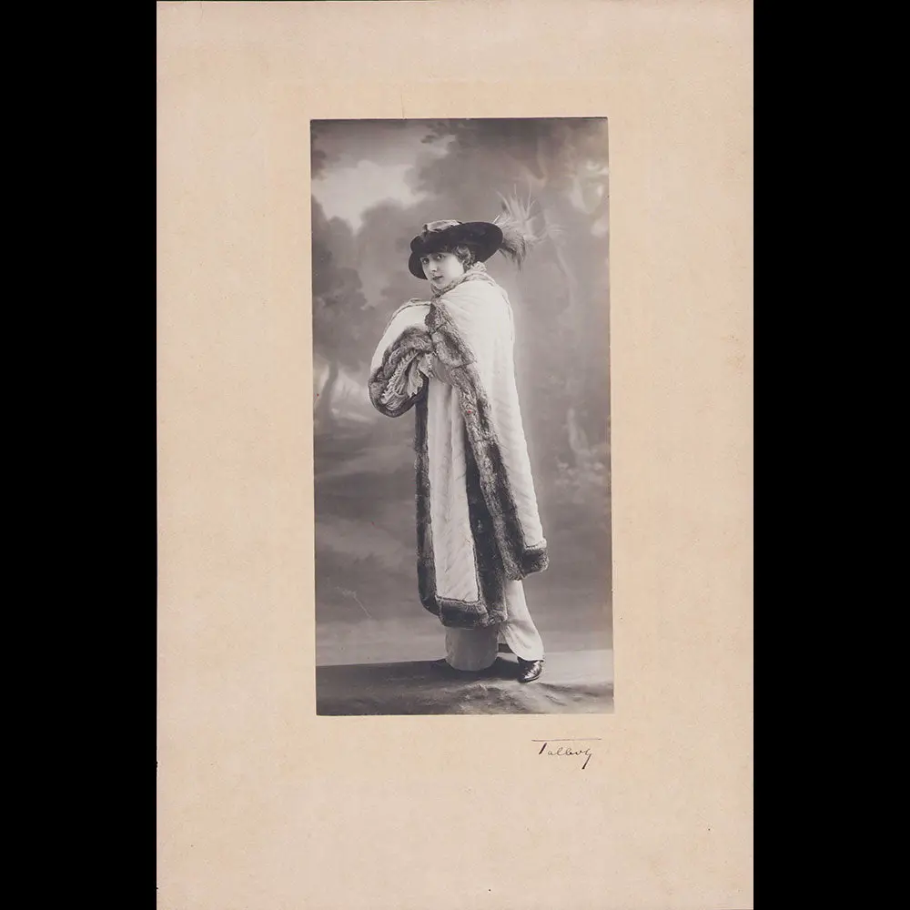 Portrait D'une Élégante, Photographie Du Studio Talbot (Circa 1910) 1