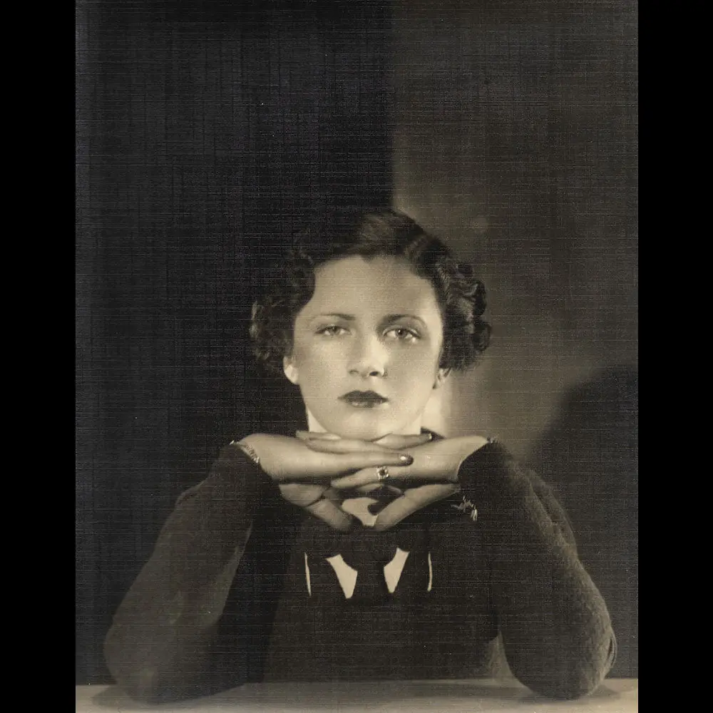 Paul Tanqueray - Portrait D'une Élégante Aux Mains Jointes (1930S) 1