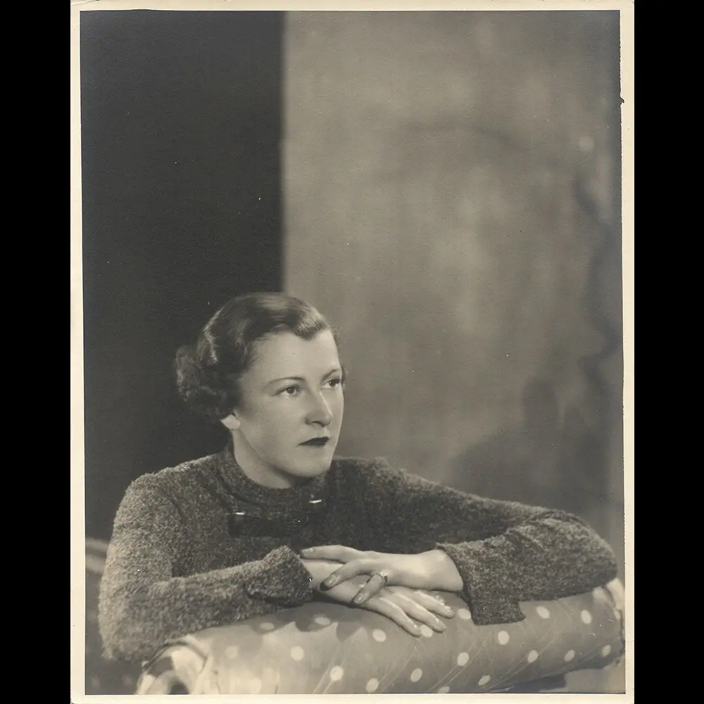 Paul Tanqueray - Portrait D'une Élégante Aux Mains Jointes (1930S) 1
