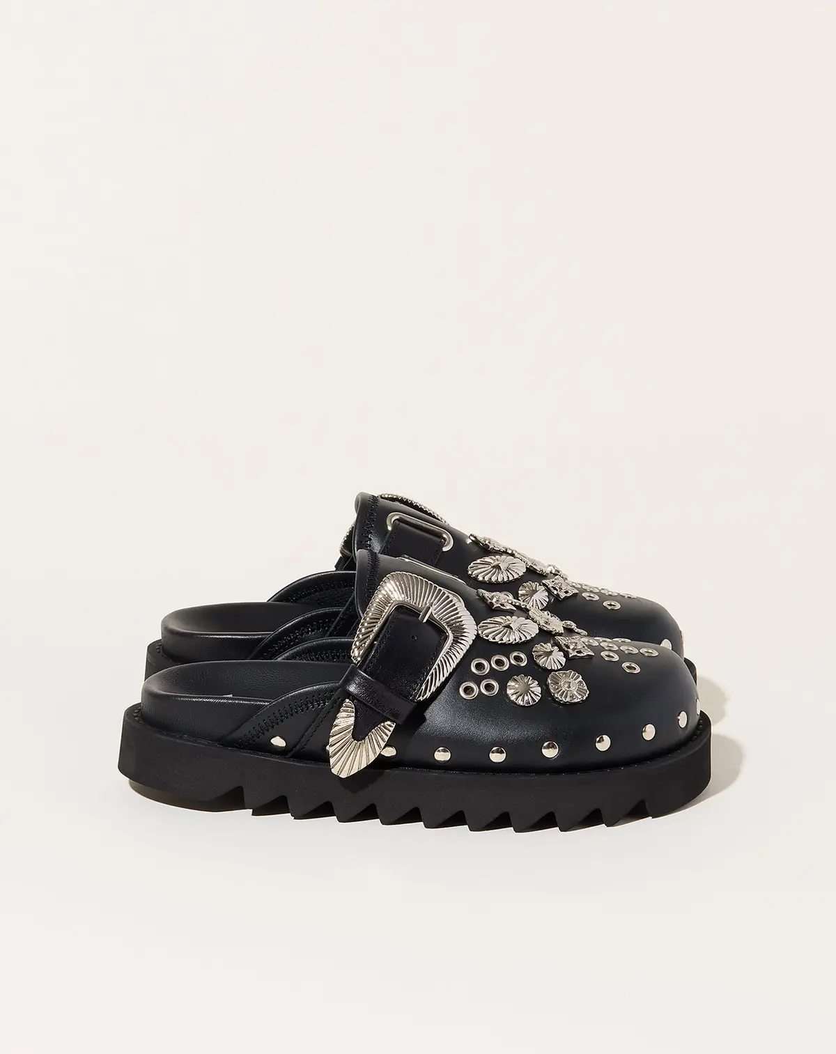 Eyelet Metal Sabot In Black 1