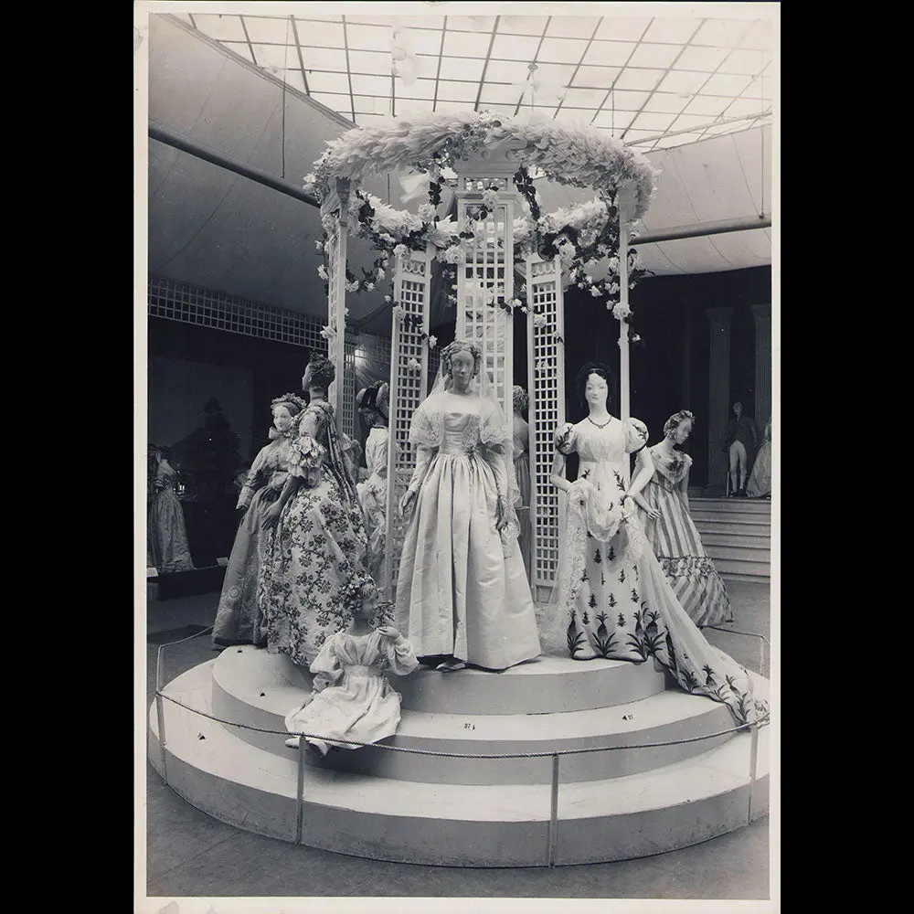 Deux Siècles D'elégances 1715-1915, Photographie De L'exposition De Costumes À La Galerie Charpentier (1951) 1