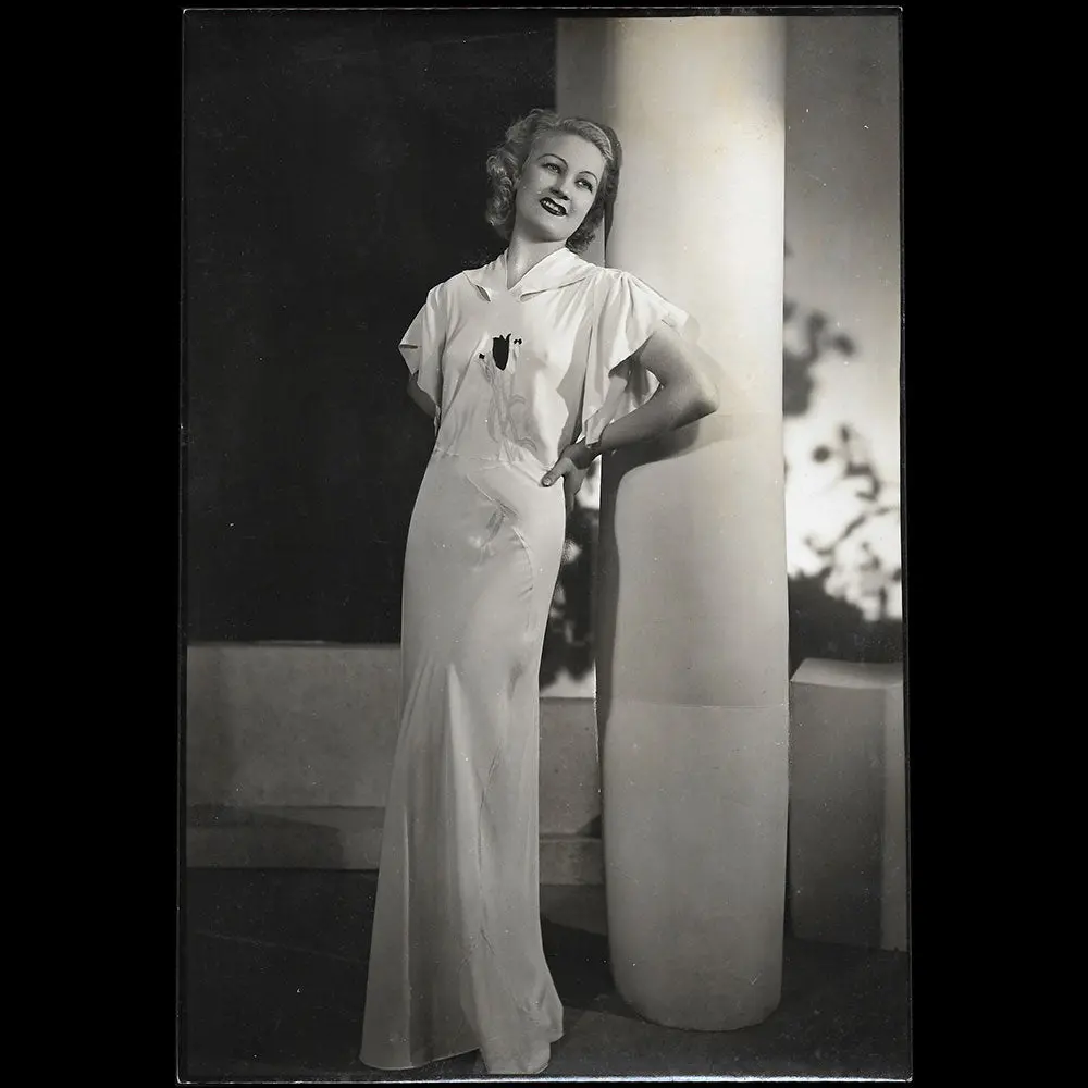Valequejean - Ensemble De Lingerie Porté Par Miss Paris 1935, Tirage D'isabey 1