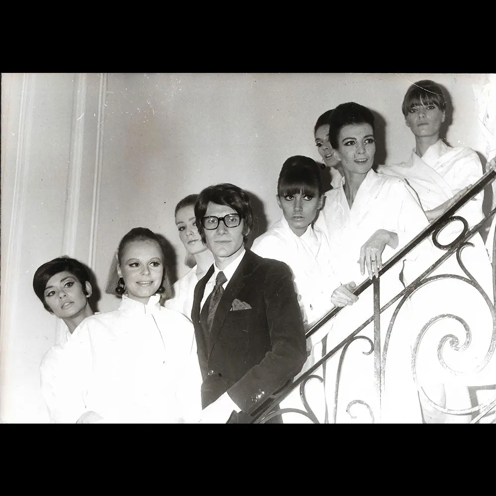 Yves Saint Laurent Et Ses Mannequins Lors Du Défile Pour Le Printemps-Eté 1967 1